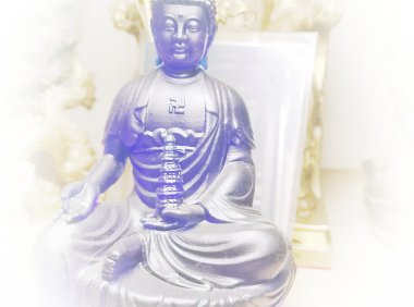 【智清谈玄学】   通俗易懂  聊“开光”2  大家好,我是智清。最近发现,很多朋友聊玄学,却对一些基本概念并不理解。因此,智清做此专辑,分享见解。一家之言,希望能开拓大家的认知。开光的意义?神像(或吉祥物),如果经过了真实佛道传承的开光,则开光法像会不分昼夜随时放光(释放正能量),或者在有负能量以及不明威胁到来时释放高维能量,神像周围将形成浓浓的正能量场。阴邪等负能量自然不敢靠近,从而起到消灾解难,镇宅等功效。而虔诚供奉者,如果祈福,开财运,增福慧,则神像将顺应自然规律,在高维层面进行运作,开发供奉者的智慧和想法,逐步提升供奉者的能力,并沟通神佛本身散在大千世界的无数化身,千方百计帮助受益人创造机会,趋吉避凶,指引方向。【智清谈玄学系列1】 通俗易懂 聊“开光”2:开光有什么意义?