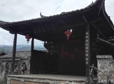 荒废的戏台万象更新