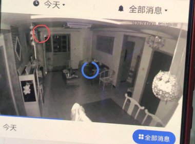 监控视频显示一个白色小纸人