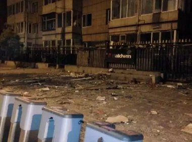 爆炸现场突现不明身影