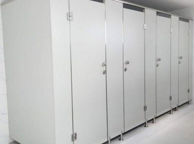 厕所里的白色影子