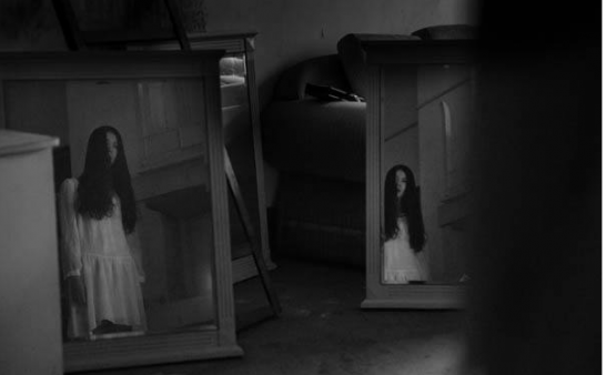 镜子里面的影子