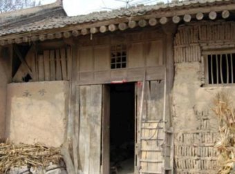 带着皇上帽的人