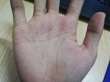 有会看手相的嘛,生命线短是不是命会比较短