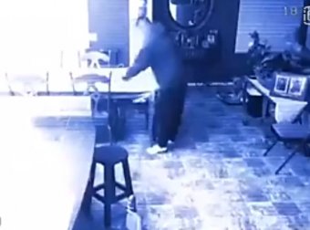 清洁时凳子自动漂移