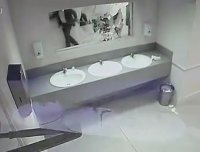 全世界灵异诡异视频合集  – 男厕里的诡异镜子
