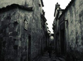 胡同里遇见诡异的人