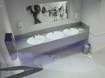 全世界灵异诡异视频合集  – 男厕里的诡异镜子