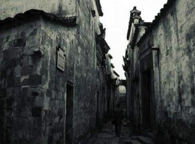 胡同里遇见诡异的人