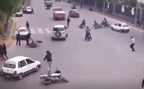 白天监控记录下诡异一幕 不明真相的还以为是灵异事件