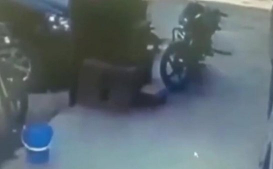 灵异事件:男子当场把路踩塌!要不是监控谁会相信