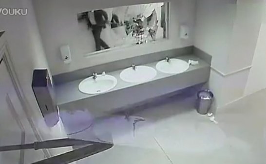 全世界灵异诡异视频合集  – 男厕里的诡异镜子