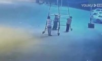 三个工人正推着脚手架突然一个人自燃起来