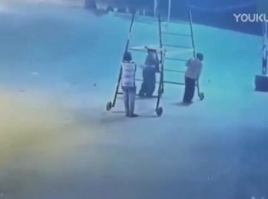 三个工人正推着脚手架突然一个人自燃起来