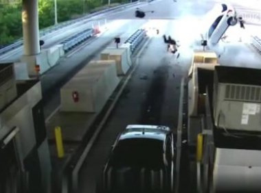 高速收费站惊现天外飞人，紧接着发生“着火”