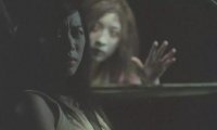 浴室外面的女人