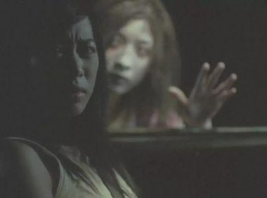 浴室外面的女人