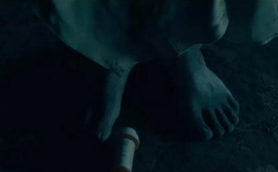 看到一双剩下一半的脚